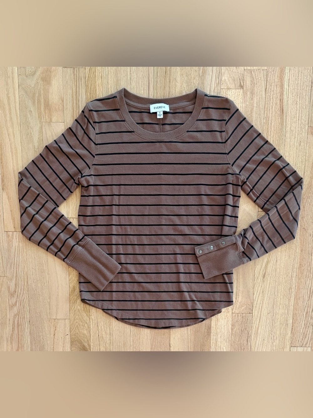 Evereve Peyton Snap Cuff Long Sleeve Tee Top Shirt, Brown, Black, Striped, Small